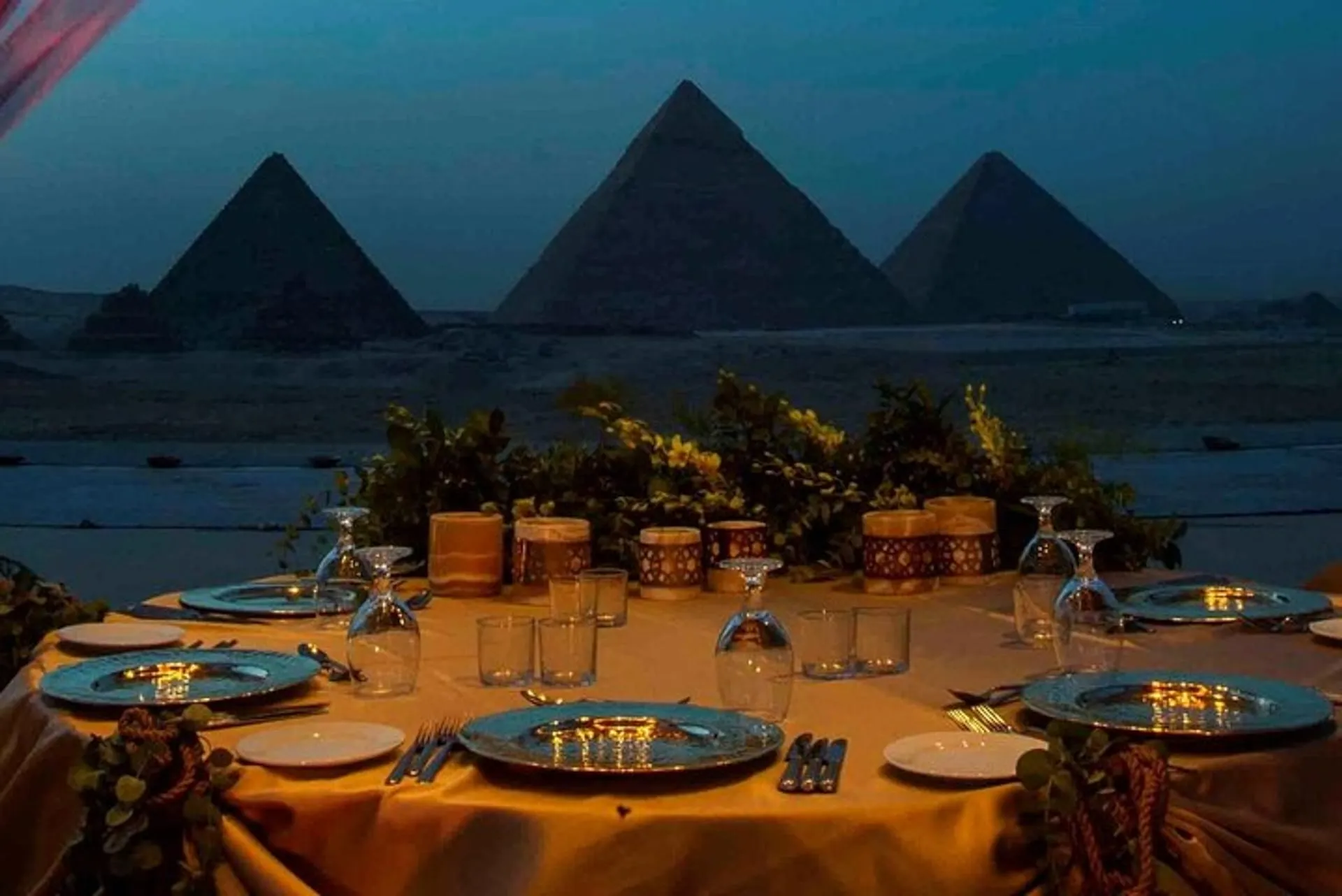 Cairo: Dinner at The Great Pyramid Inn + Transfers